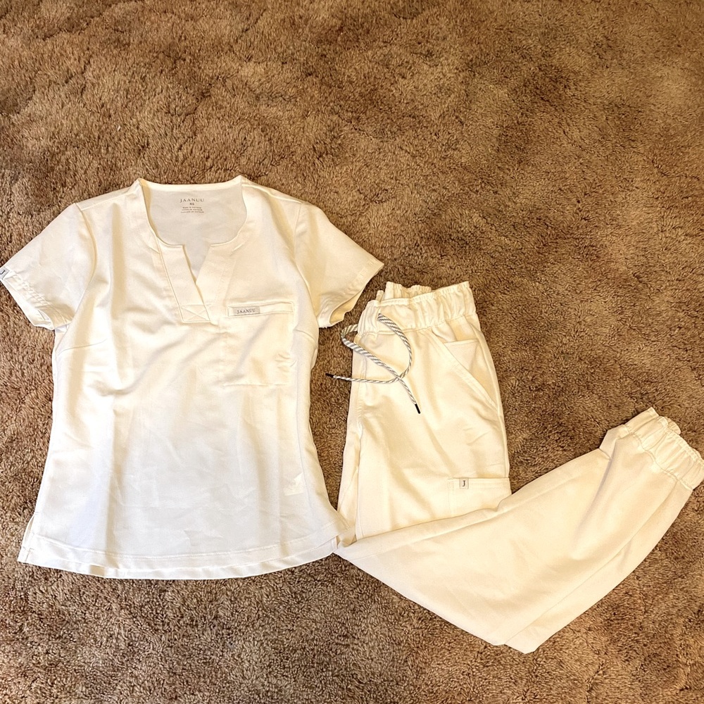 Jaanuu Scrub Set